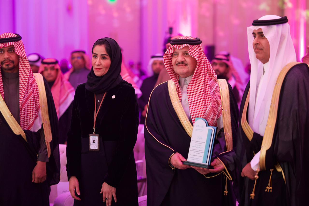 أمير المنطقة الشرقية يكرم المشرف العام على البعثة التعليمية د. سامي العتيبي